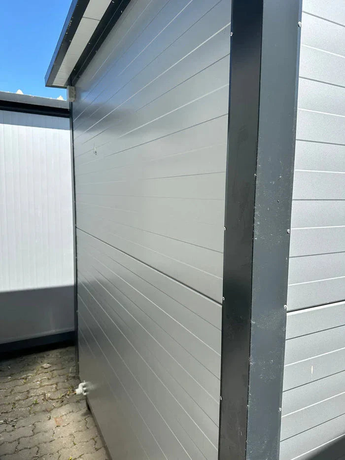 SANITÄRCONTAINER 2,00 x 2,00 M MIT TOILETTE UND URINAR